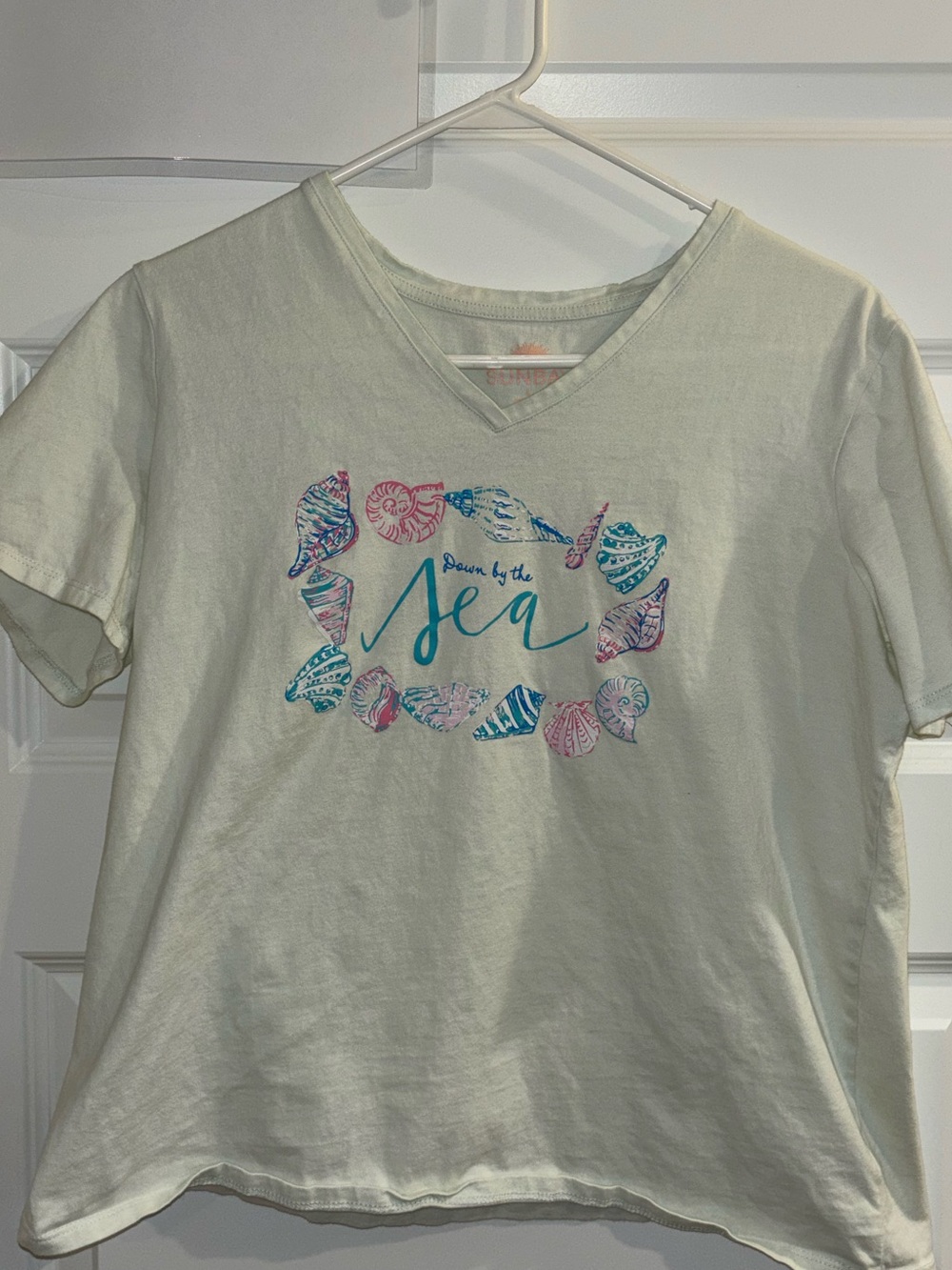 Sun Bay Women’s Large Down by the Sea Seashell Graphic V-Neck Tee